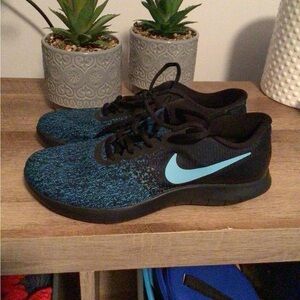 Blue Nike flex contact runners